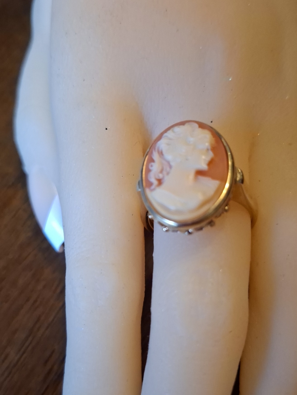 Classic Cameo Portrait Ring in Pink and Cream 18kgf